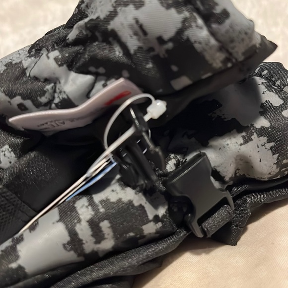 Glow in the Dark 3M Kids Ski Gloves - Size 4-7 - Picture 2 of 4